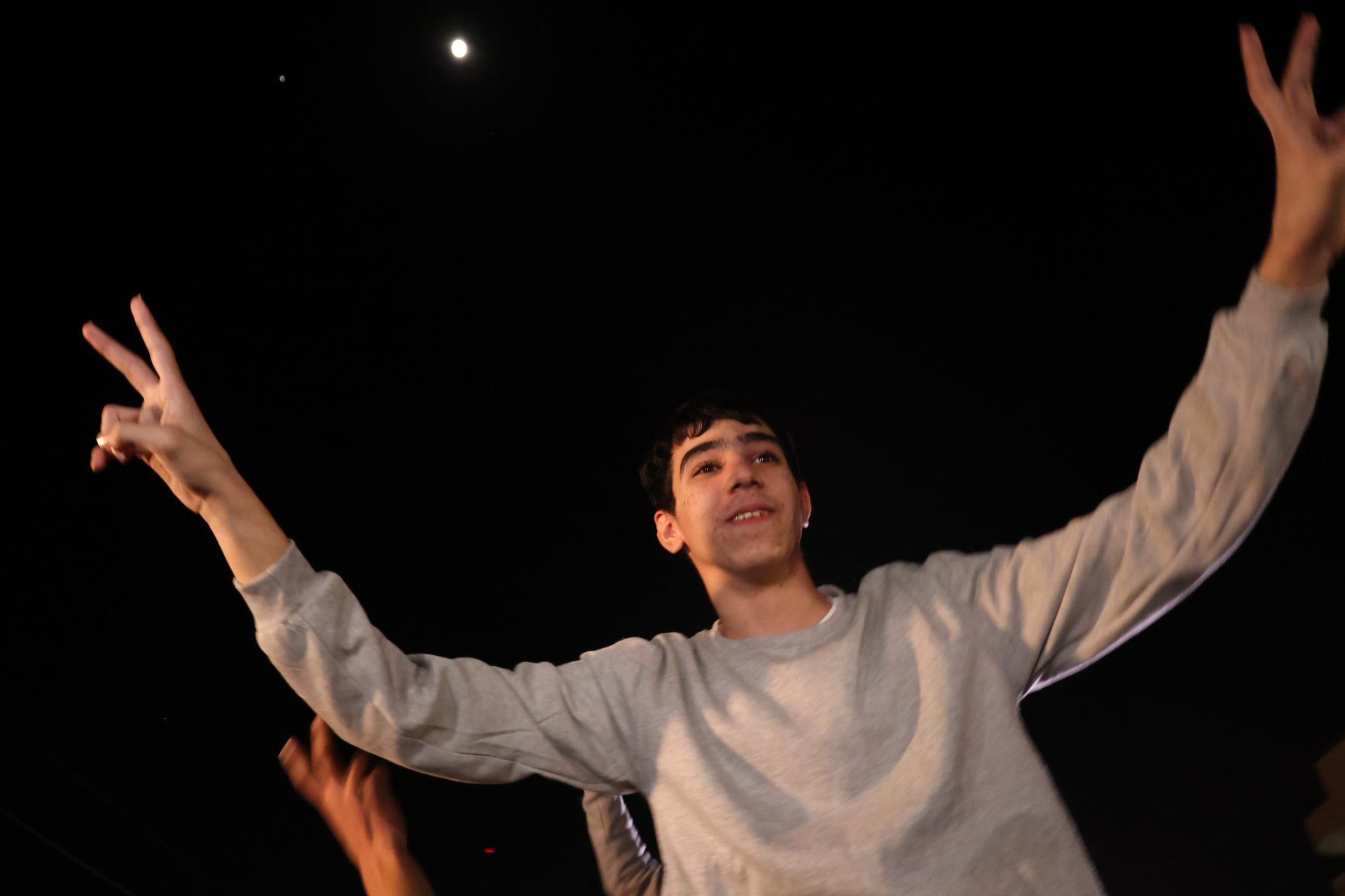 Un joven palestino celebra su liberación después de abandonar la prisión militar israelí de Ofer, en la ciudad de Ramala.