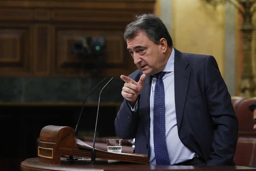 El portavoz del PNV Aitor Esteban interviene durante la segunda jornada de la investidura del secretario general del PSOE Pedro Sánchez.