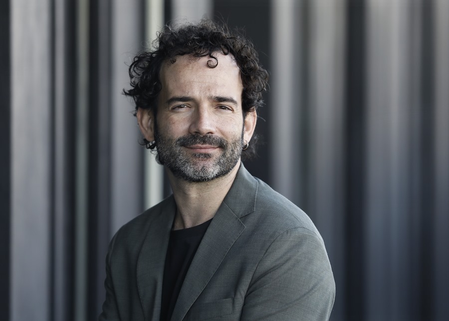 El cineasta y escritor murciano Luis López Carrasco ha ganado este lunes el 41º Premio Herralde de novela.