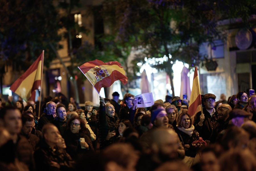 Cientos de ciudadanos convocados a través de las redes sociales protagonizan una protesta contra la ley de amnistía y el Gobierno de Pedro Sánchez, hoy sábado cerca de la sede del PSOE de la calle Ferraz, en Madrid.