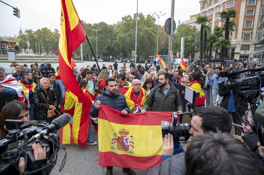 Decenas de personas con banderas españolas abuchean a los socios de Sánchez en el Congreso