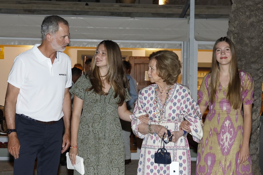  (i-d) El rey Felipe, la princesa Leonor, la reina Sofía y la infanta Sofía