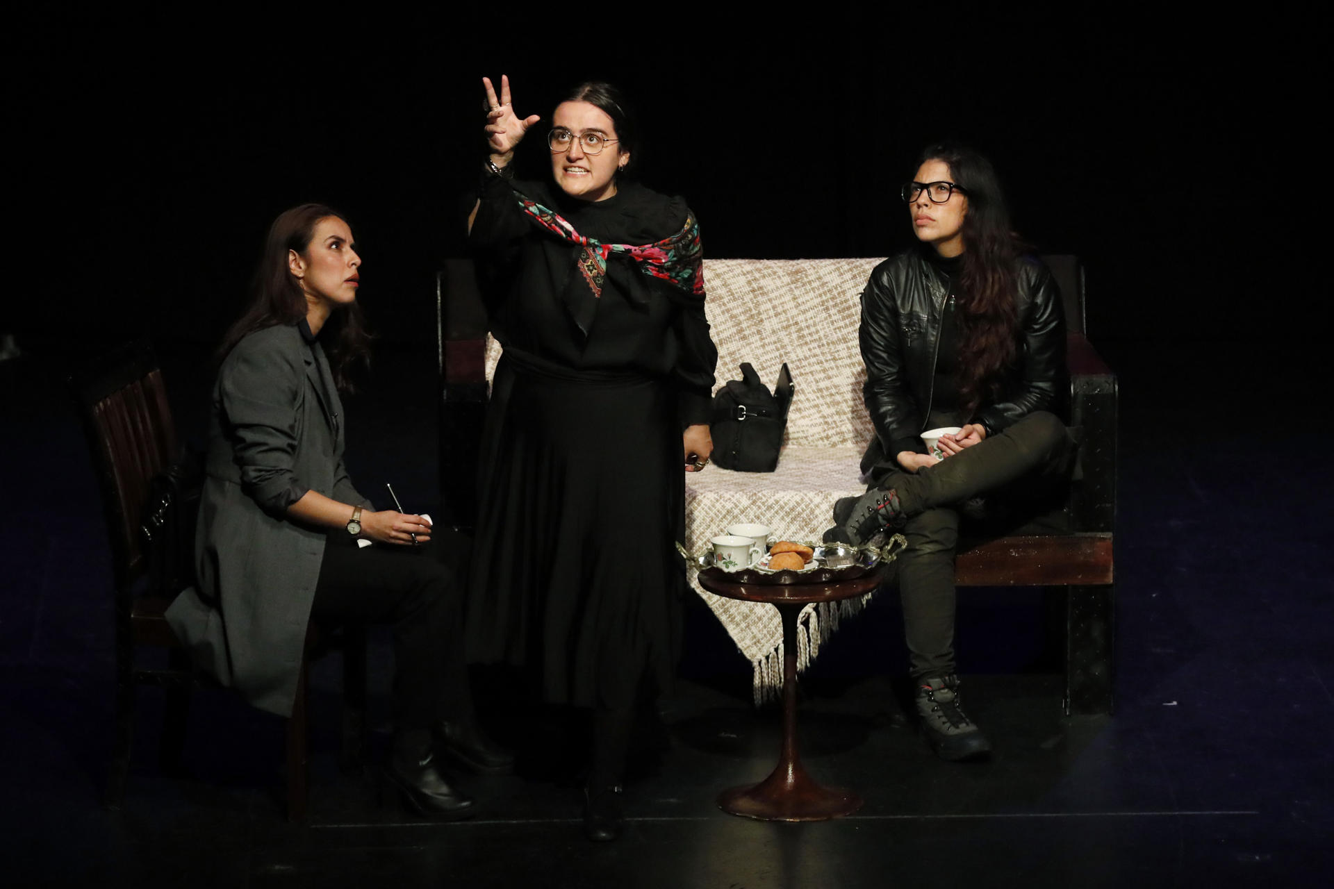 Fotografía fechada el 17 de noviembre de 2023 que muestra a un grupo de actores mientras presenta la versión teatral del libro, Colombian Psycho, del escritor colombiano Santiago Gamboa en el Teatro Libre en Bogotá (Colombia). EFE/ Carlos Ortega