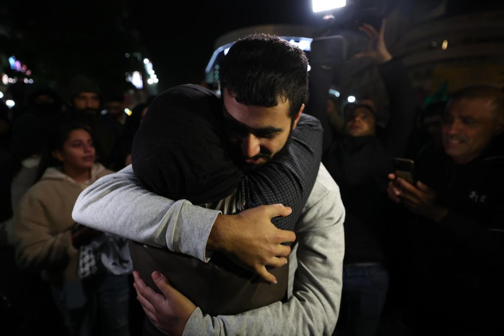 Un palestino abraza a un familiar tras ser liberado por Israel este domingo en la ciudad cisjordana de Ramala. EFE/EPA/ATEF SAFADI
