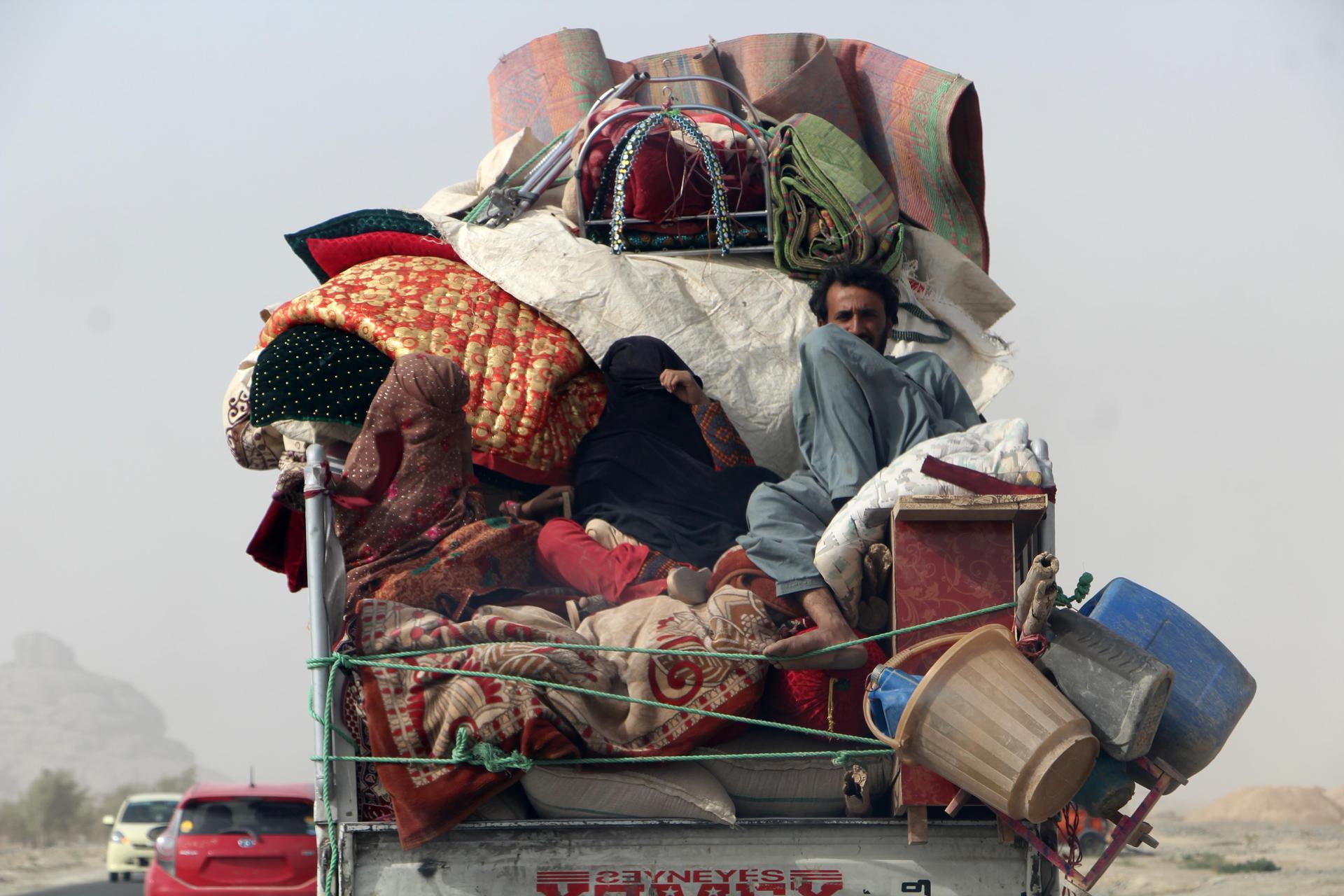 Afghan refugees arrive following their deportation from Pakistan, after the Pakistani government's deadline to expel undocumented immigrants passed, in Kandahar, Afghanistan, 02 November 2023. EFE-EPA/STRINGER