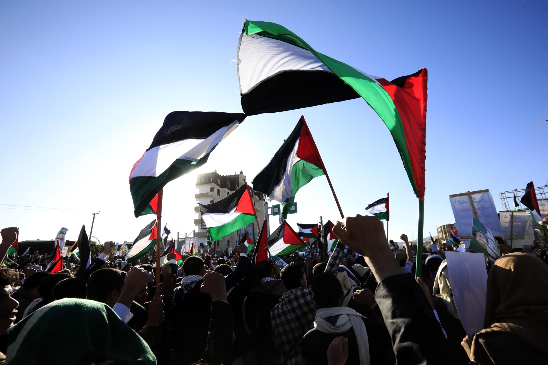 Yemenis wave Palestinian flags during a protest in solidarity with the Palestinian people amid a temporary truce between Israel and Hamas, in Sana'a, Yemen, 24 November 2023. EFE-EPA/YAHYA ARHAB