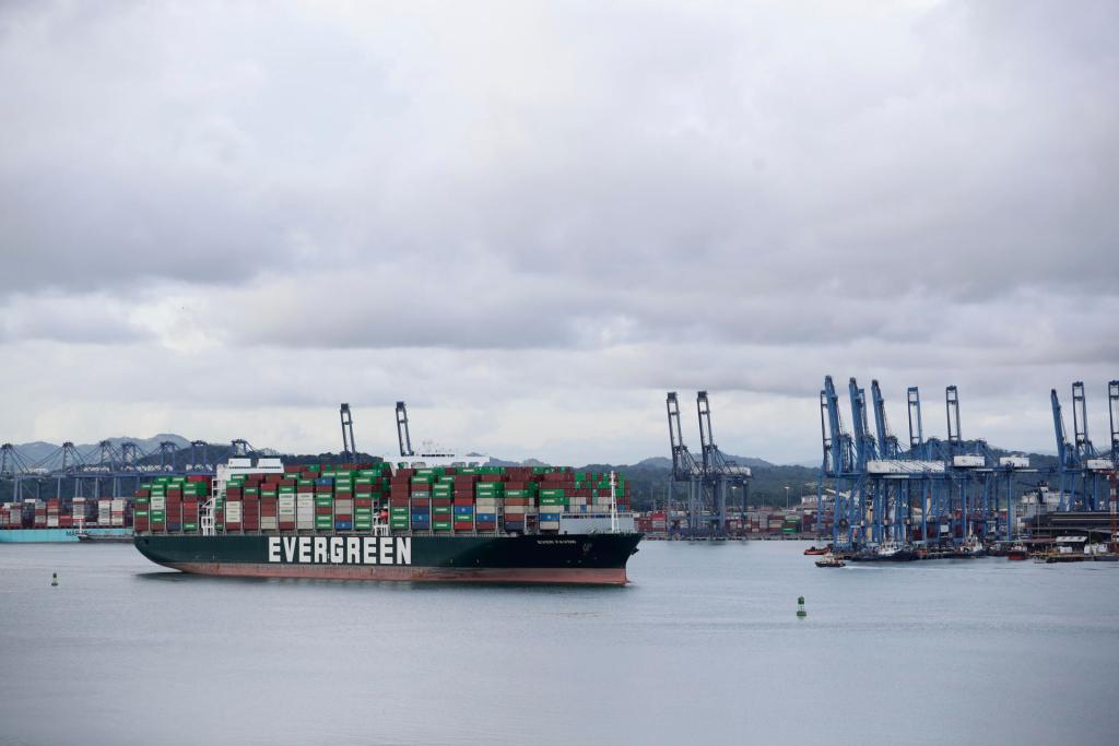 Fotografía de un buque que transita por el Canal de Panamá, el 30 de octubre 2023, cerca a Ciudad de Panamá (Panamá). EFE/Bienvenido Velasco
