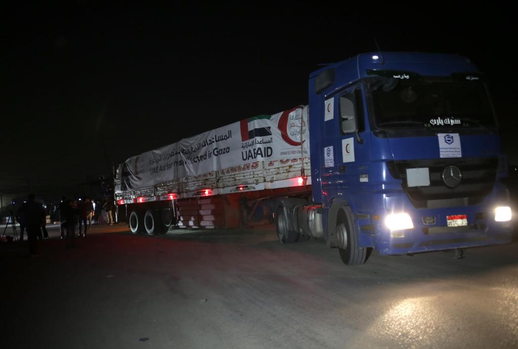 Camiones con ayuda médica de la Media Luna Roja de Emiratos Árabes Unidos entran en la Franja de Gaza desde Egipto este domingo. EFE/EPA/HAITHAM IMAD
