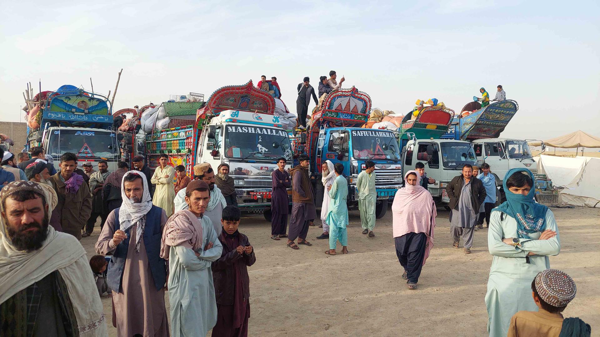 Afghan refugees are shifted to holding camps after the Pakistani government deadline to expel undocumented immigrants passes, near the Afghan border in Chaman, Pakistan, 01 November 2023. EFE/EPA/AKHTER GULFAM