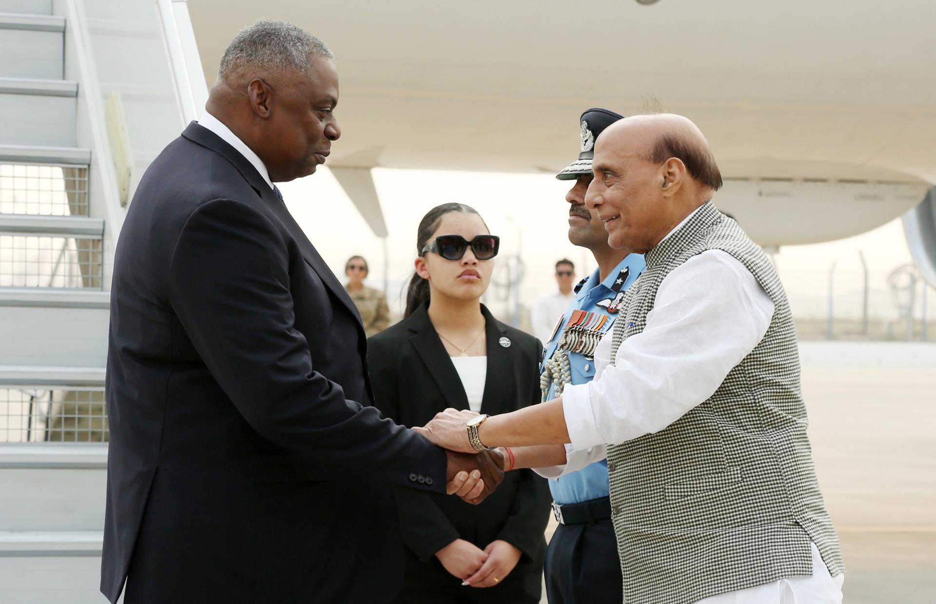 A handout photo made available by the Indian Ministry of Defence shows US Secretary of Defense Lloyd Austin(L) shaking hands with Indian Defence Minister Rajnath Singh (R) upon his arrival at the Palam airport in New Delhi, India, 09 November 2023. EFE/EPA/INDIAN MINISTRY OF DEFENCE HANDOUT HANDOUT EDITORIAL USE ONLY/NO SALES HANDOUT EDITORIAL USE ONLY/NO SALES