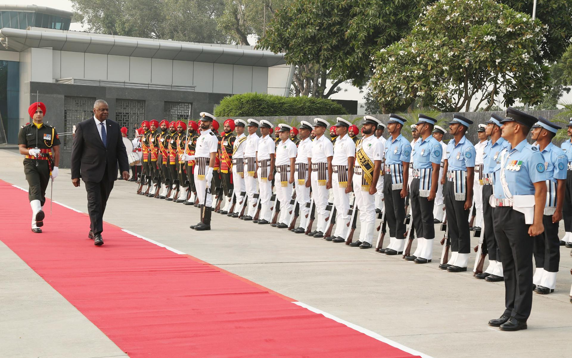 A handout photo made available by the Indian Ministry of Defence shows US Secretary of Defense Lloyd Austin inspecting guards of honor upon his arrival at the Palam airport in New Delhi, India, 09 November 2023. EFE/EPA/INDIAN MINISTRY OF DEFENCE HANDOUT HANDOUT EDITORIAL USE ONLY/NO SALES HANDOUT EDITORIAL USE ONLY/NO SALES
