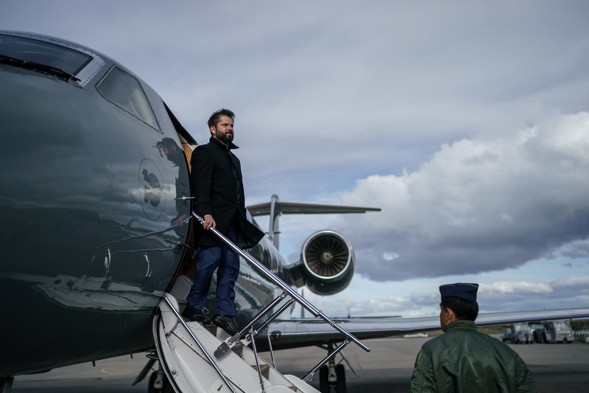 Fotografía cedida por la Presidencia de Chile que muestra al mandatario Gabriel Boric mientras baja de su avión tras aterrizar hoy en Punta Arenas (Chile). EFE/ Presidencia Chile