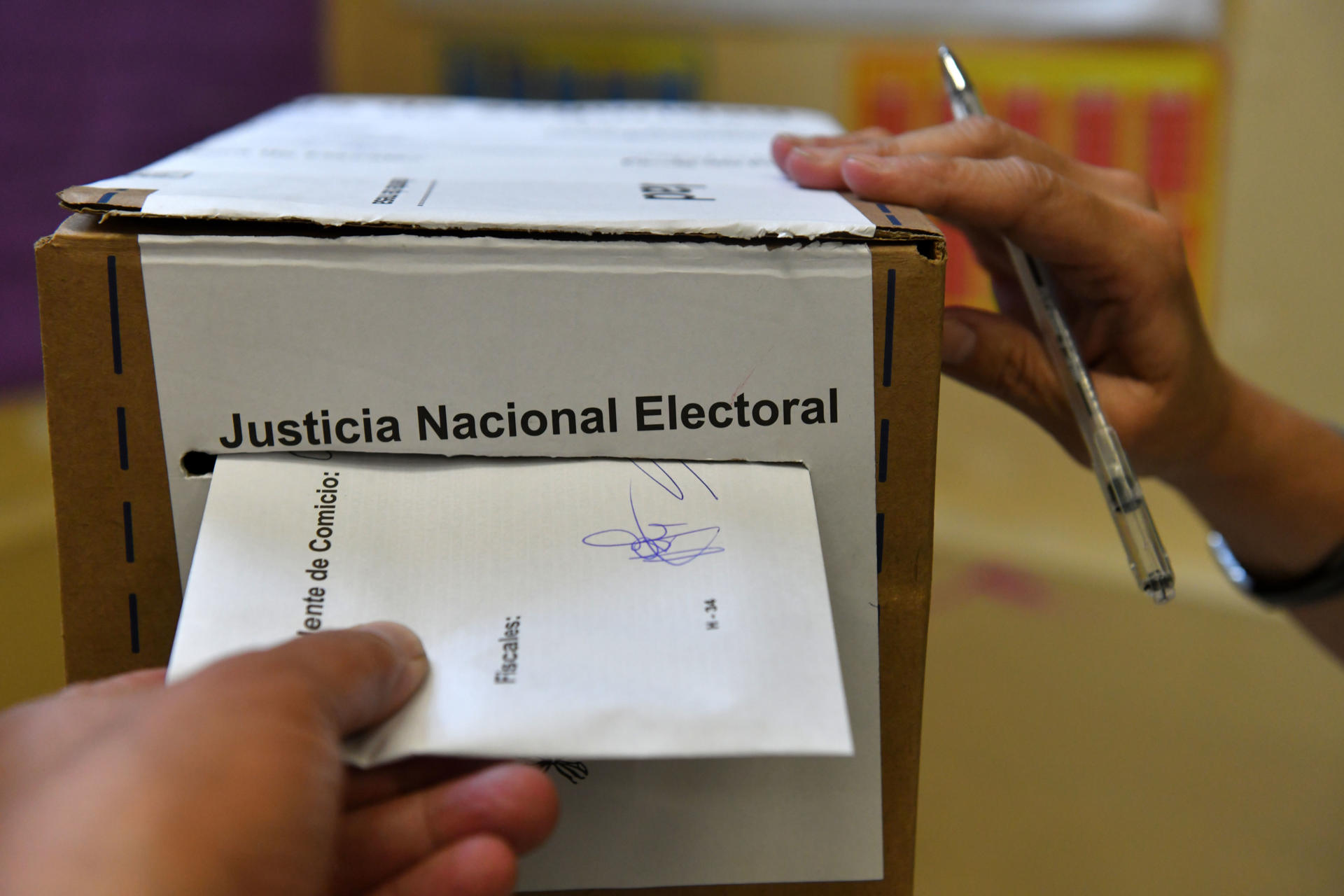 Una persona emite su voto para las elecciones presidenciales, en Buenos Aires (Argentina), el 22 de octubre de 2023. EFE/ Enrique García Medina