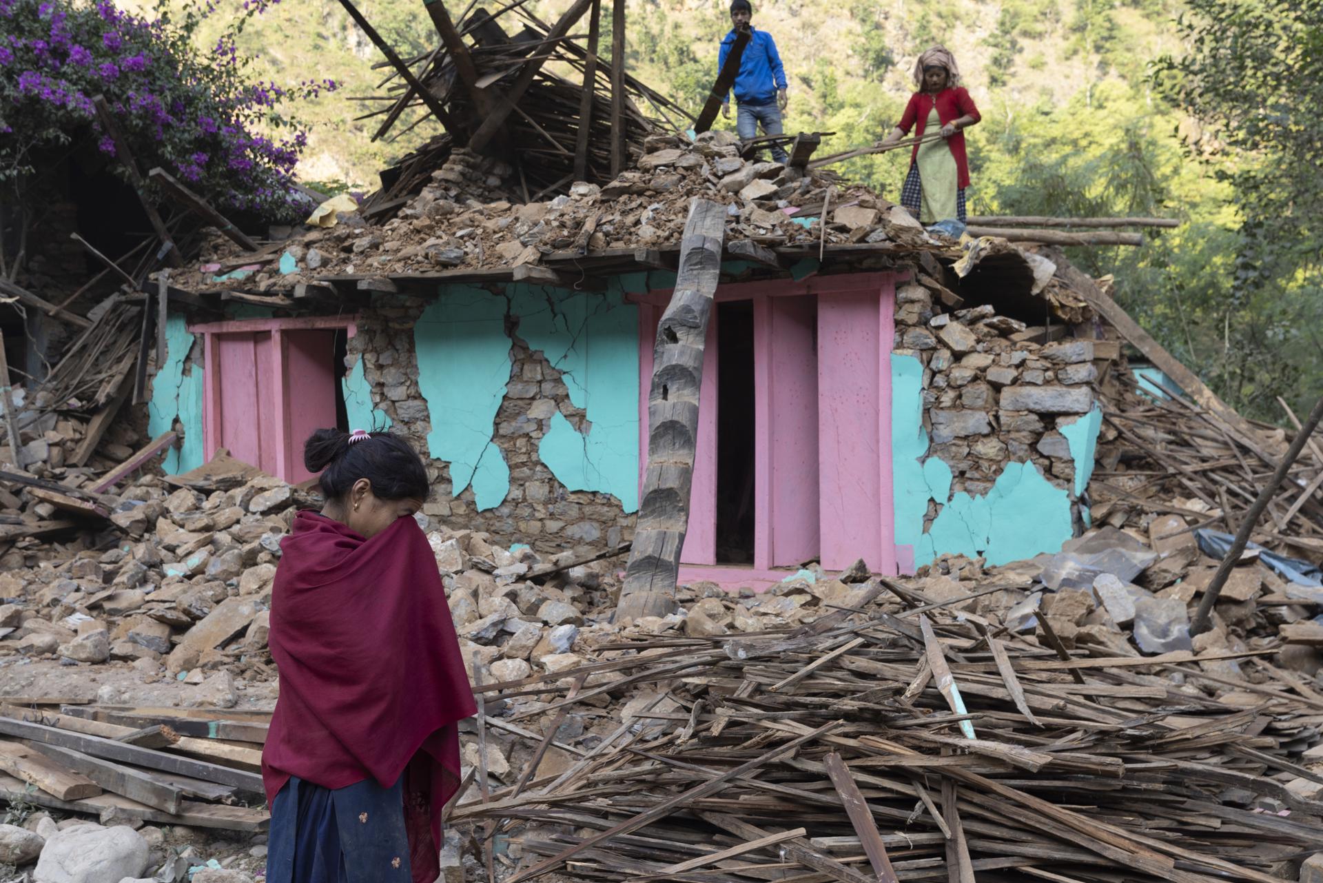 A woman cries in front of her damaged house in Chepare village, West Rukum, Nepal, 06 November 2023. EFE-EPA/NARENDRA SHRESTHA
