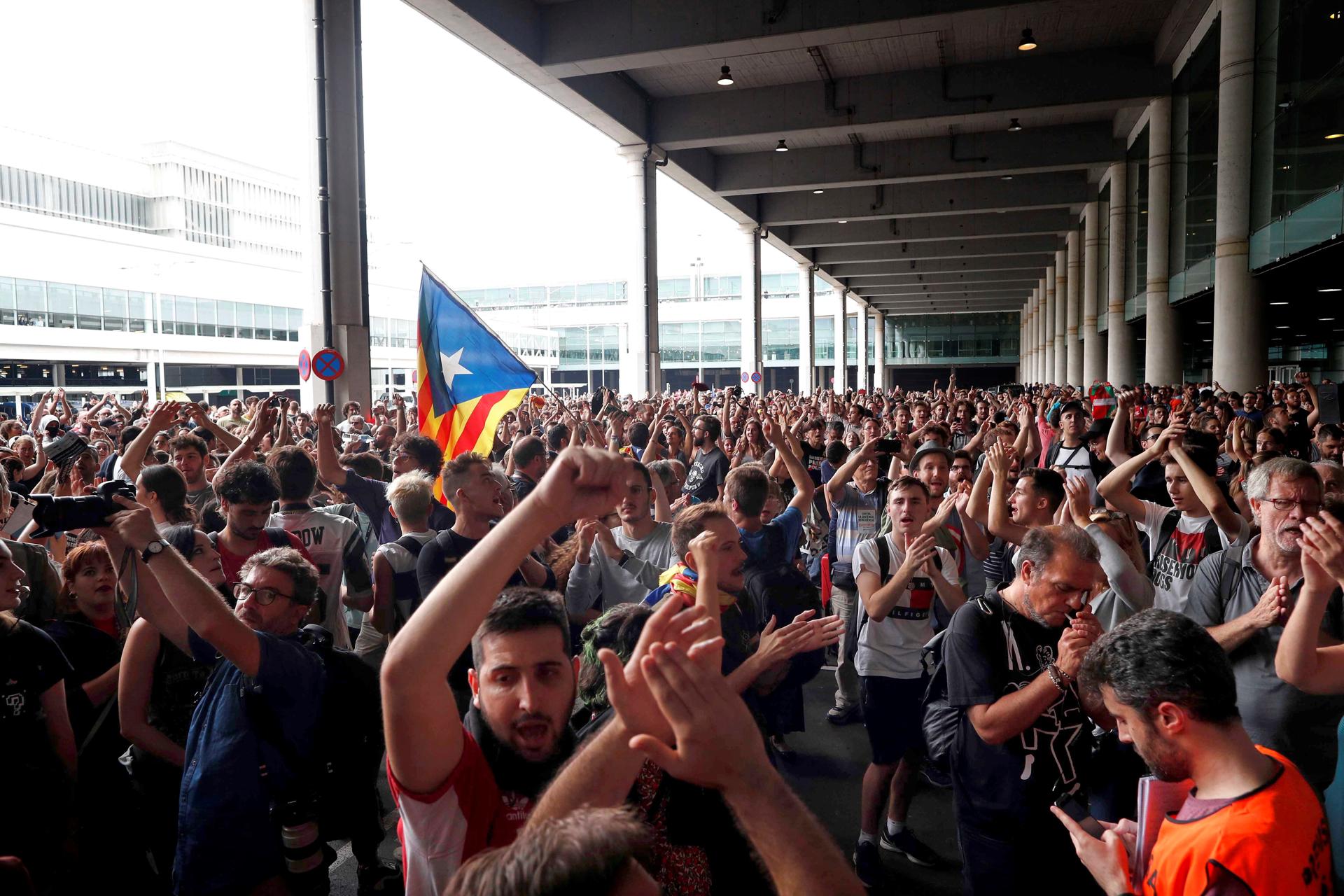 Protesta convocada por Tsunami Democràtic para paralizar la actividad del aeropuerto del Prat. EFE/Alejandro García