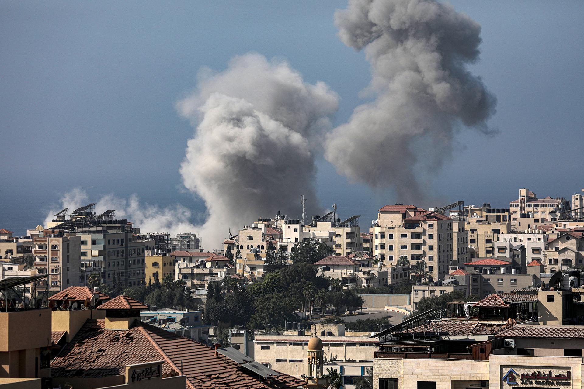 Smoke rises following an Israeli air strike in the northern Gaza Strip, 06 November 2023. EFE-EPA/MOHAMMED SABER