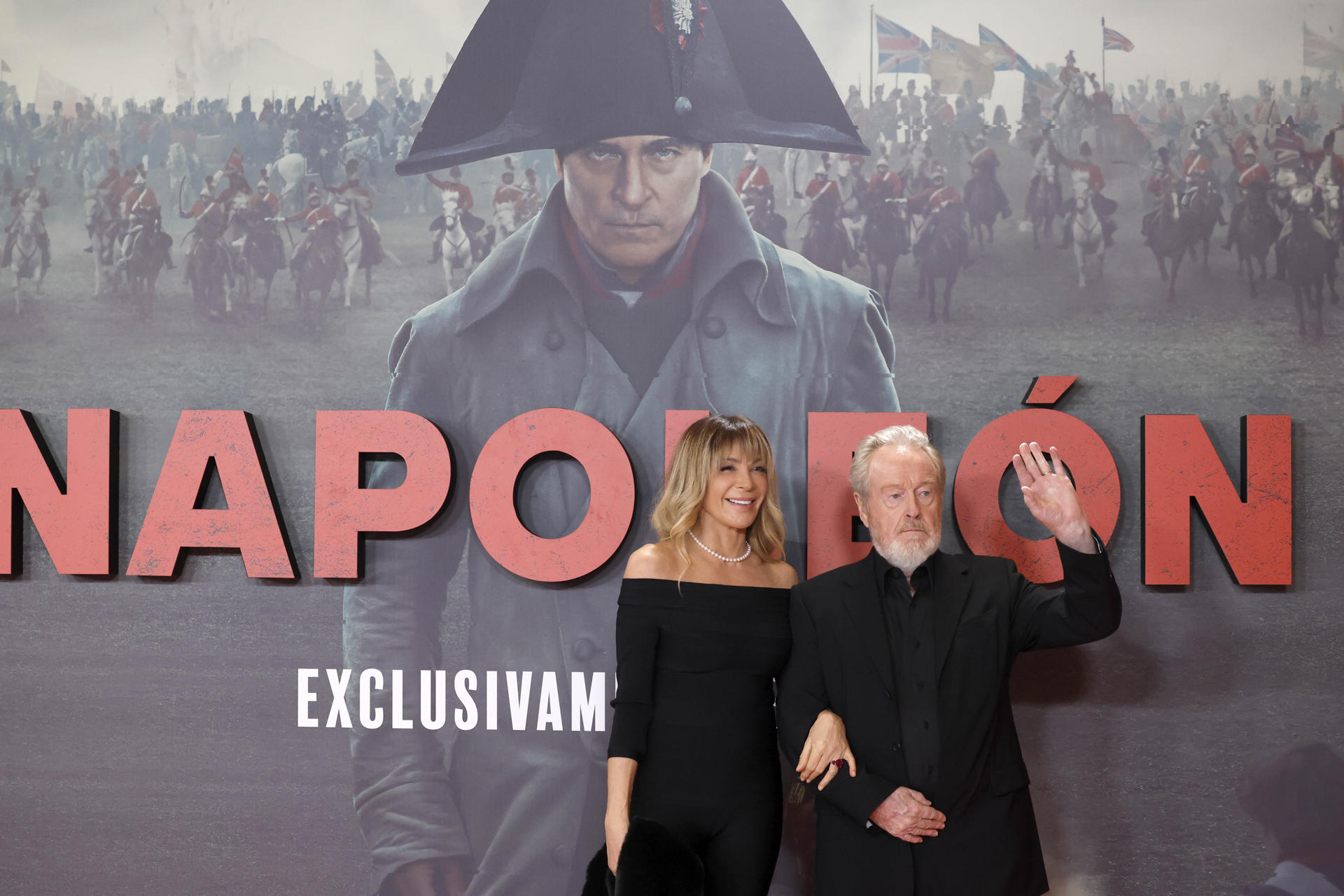El director británico Ridley Scott y su esposa, la actriz y productora costarricense Giannina Facio (i), a su llegada a la presentación de la película 'Napoleón' celebrada este lunes en el Museo del Prado, en Madrid. EFE/Juanjo Martín