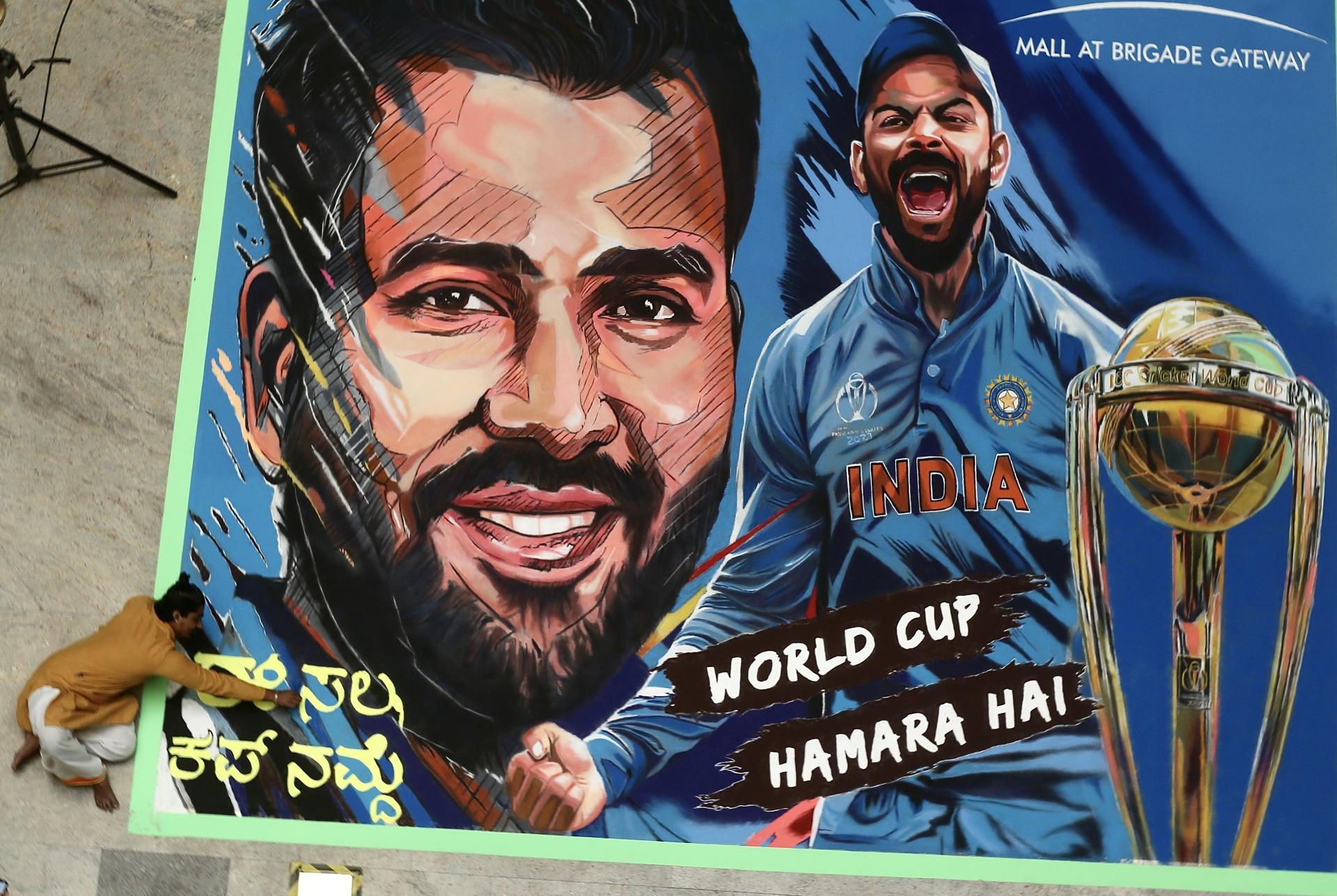 Indian artist Acharya Akshay gives a finishing touch to a Rangoli portrait of Indian cricketer Rohit Sharma and Virat Kohli created at a mall in Bangalore, India, 16 November 2023. EFE-EPA/JAGADEESH NV
