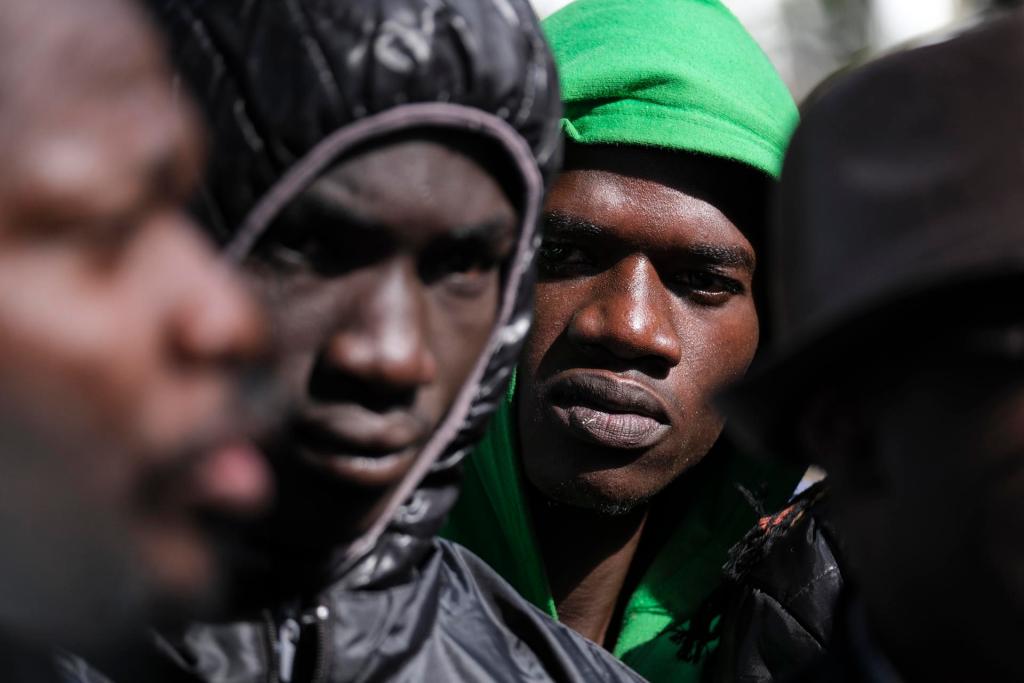 Varios migrantes de origen subsahariano, en su mayoría senegaleses, retratados el 22 de octubre en el exterior del centro de acogida de Las Raíces en Tenerife. EFE/Alberto Valdés
