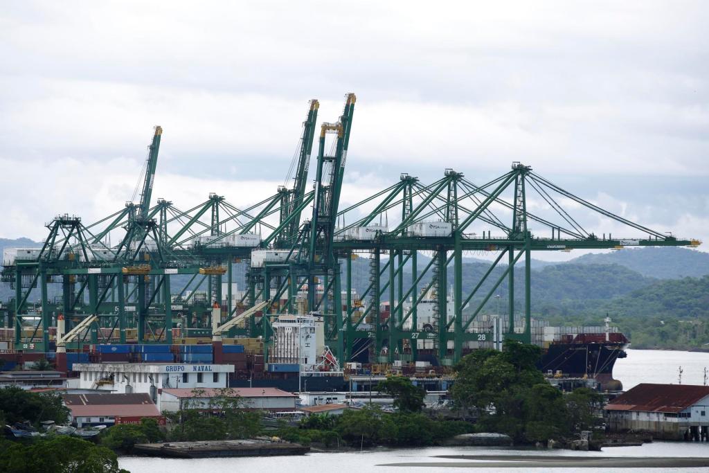 Vista del puerto de contenedores de Balboa a la entrada del Canal de Panamá, un paso importante para las exportaciones de América, en una fotografía de archivo. EFE/ Bienvenido Velasco

