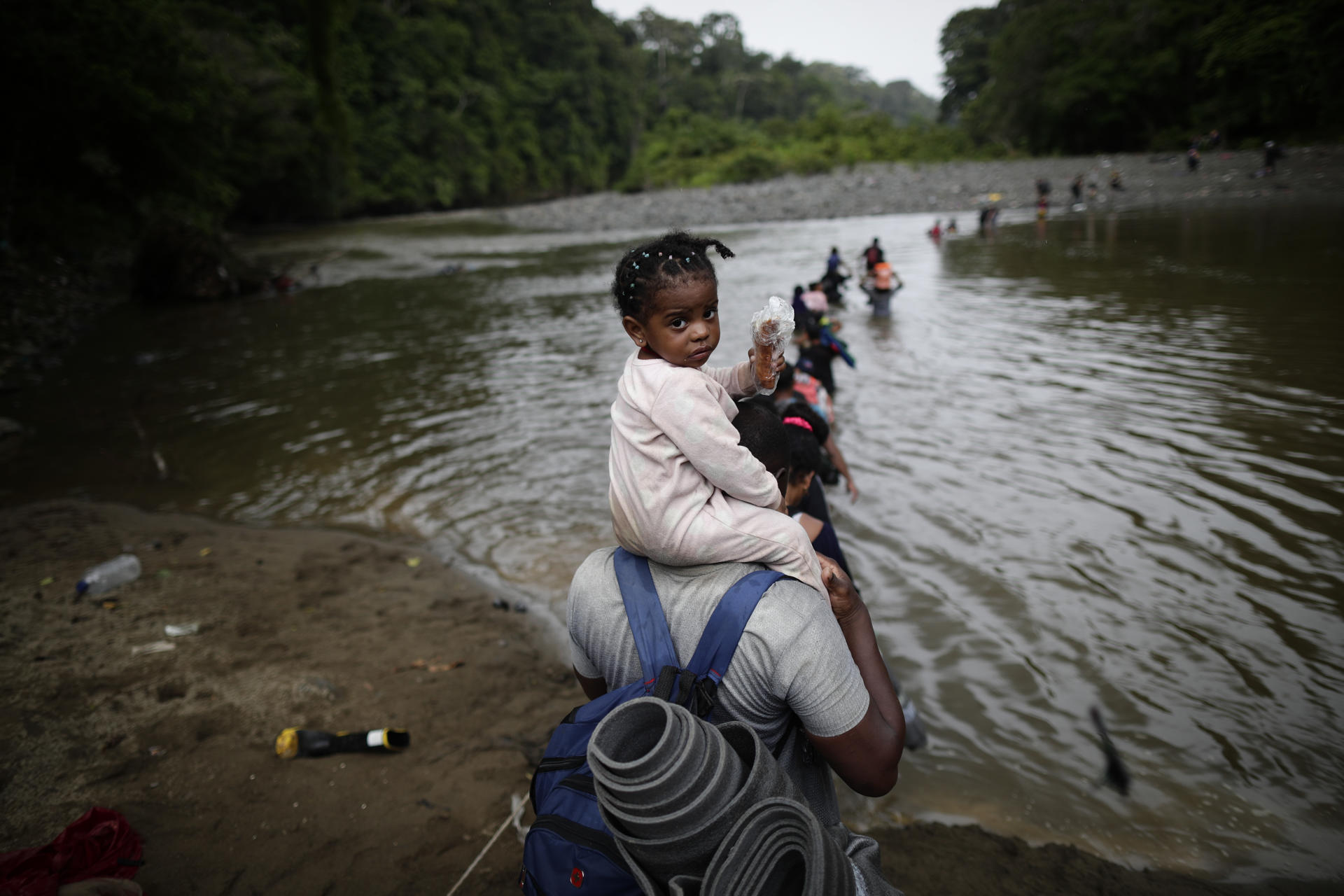 Migrantes cruzan el río Turquesa, en Darién (Panamá), en una fotografía de archivo. EFE/Bienvenido Velasco