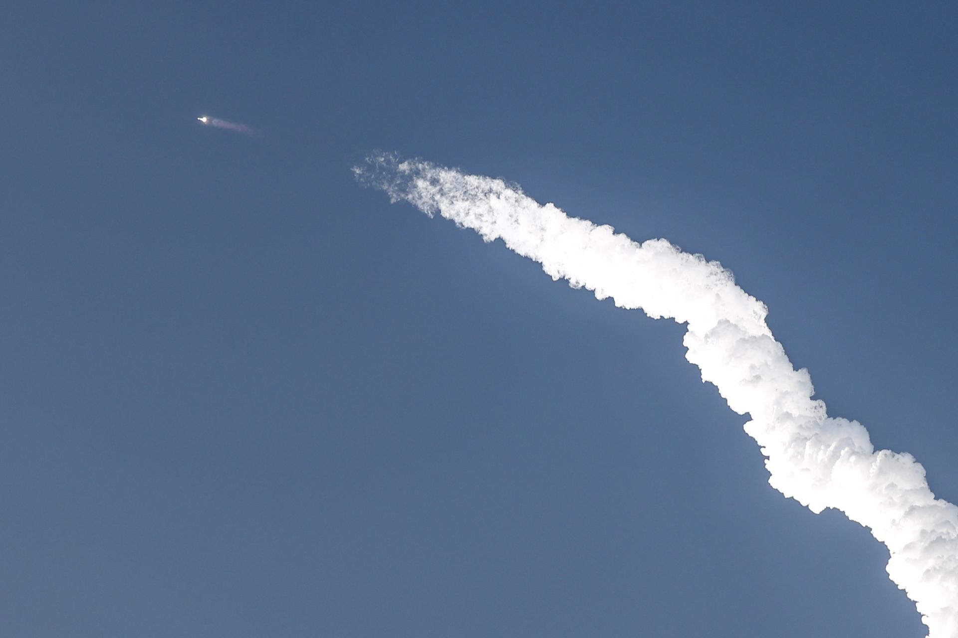 SpaceX lanzó este sábado desde Texas la segunda prueba del Starship -la nave más grande y más poderosa del mundo en alcanzar el espacio- con un exitoso despegue y separación del propulsor y la cápsula, que no logró en el primer intento de abril pasado, pero terminó de nuevo en una explosión minutos más tarde. EFE/EPA/ADAM DAVIS
