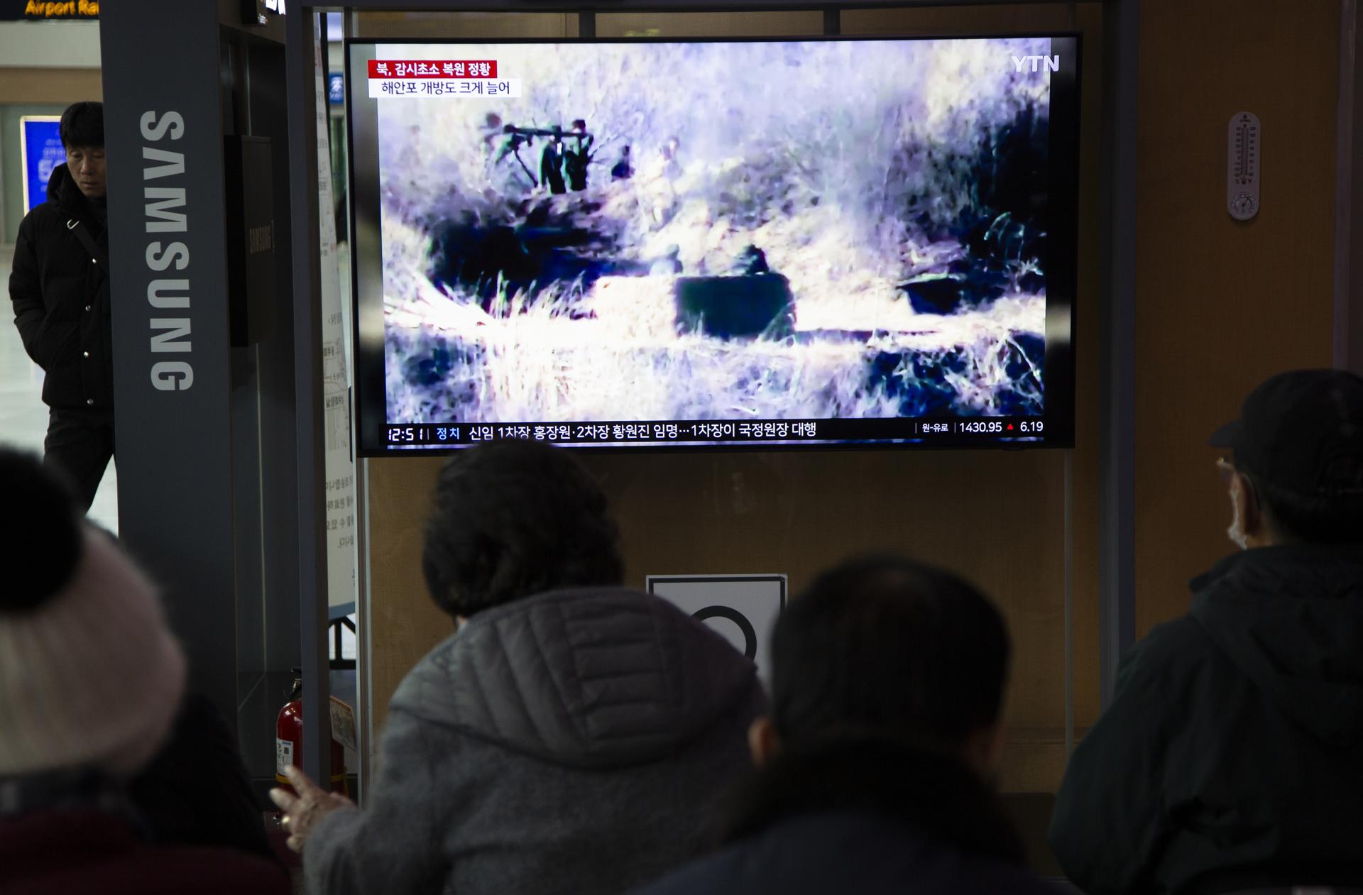 People watch a TV monitor displaying daily news at a station in Seoul, South Korea, 27 November 2023. According to a statement by South Korean military officials made on 27 November, North Korea deployed troops and equipment to Demilitarized Zone (DMZ) ground posts after the North vowed to resume all military measures halted under a 2018 deal. EFE-EPA/JEON HEON-KYUN