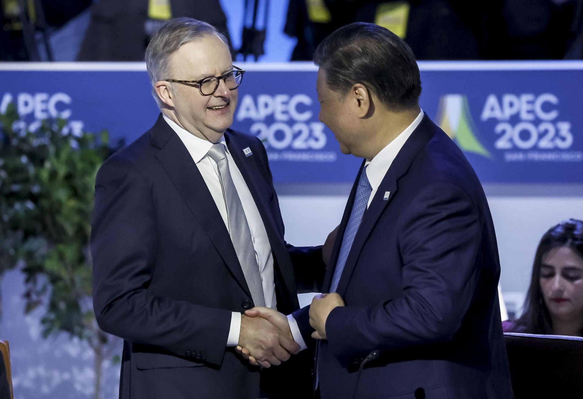 Australia Prime Minster Anthony Albanese (L) shakes hands with China's President Xi Jinping (R), at the APEC Economic Leaders' Retreat, during the annual Asia-Pacific Economic Cooperation conference at the Moscone West Convention Center in San Francisco, California, US, 17 November 2023. EFE-EPA/JOHN G. MABANGLO
