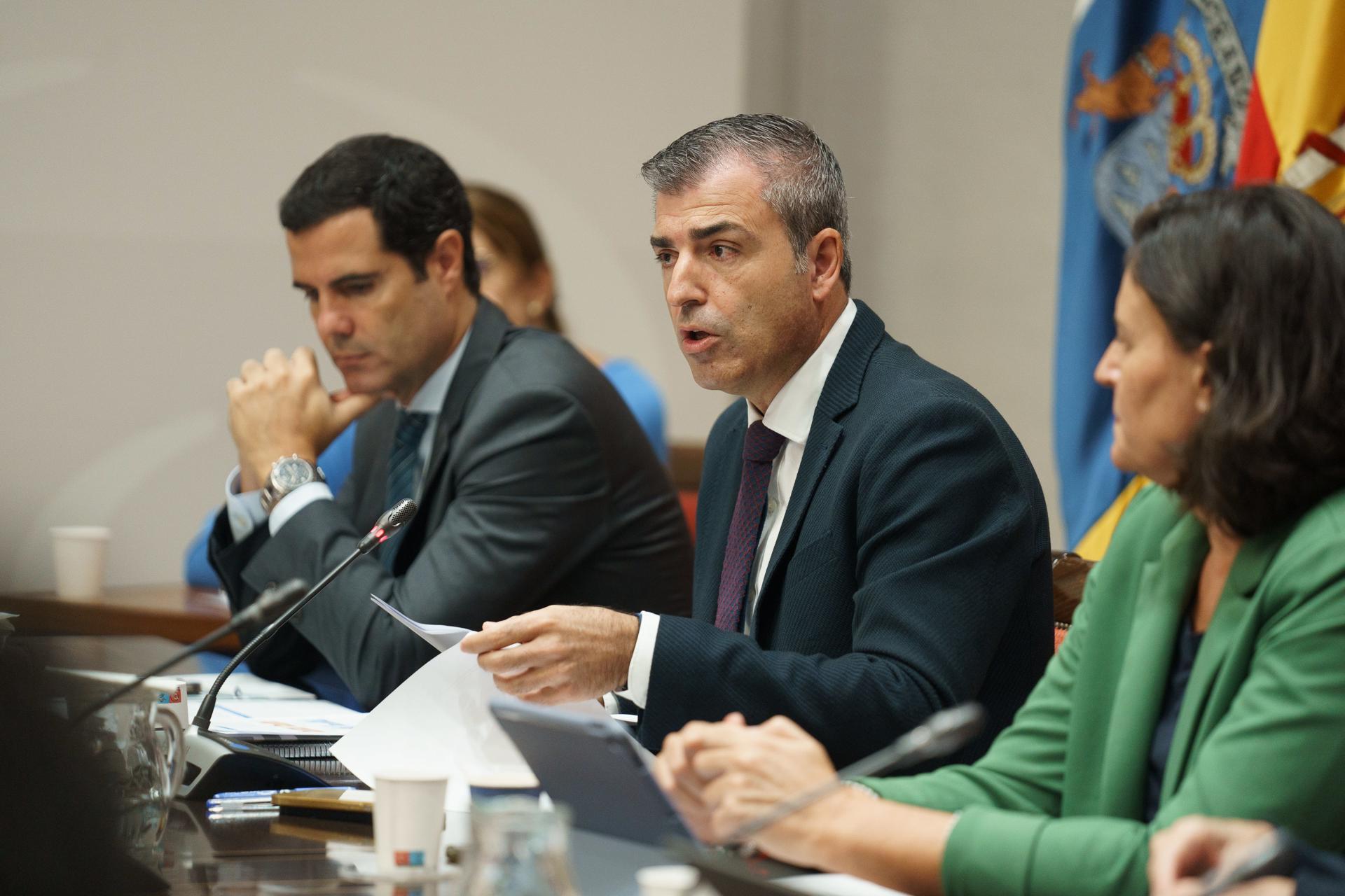 El consejero de Economía, Industria, Comercio y Autónomos del Gobierno de Canarias, Manuel Domínguez, compareció este miércoles en comisión parlamentaria. EFE/Ramón de la Rocha