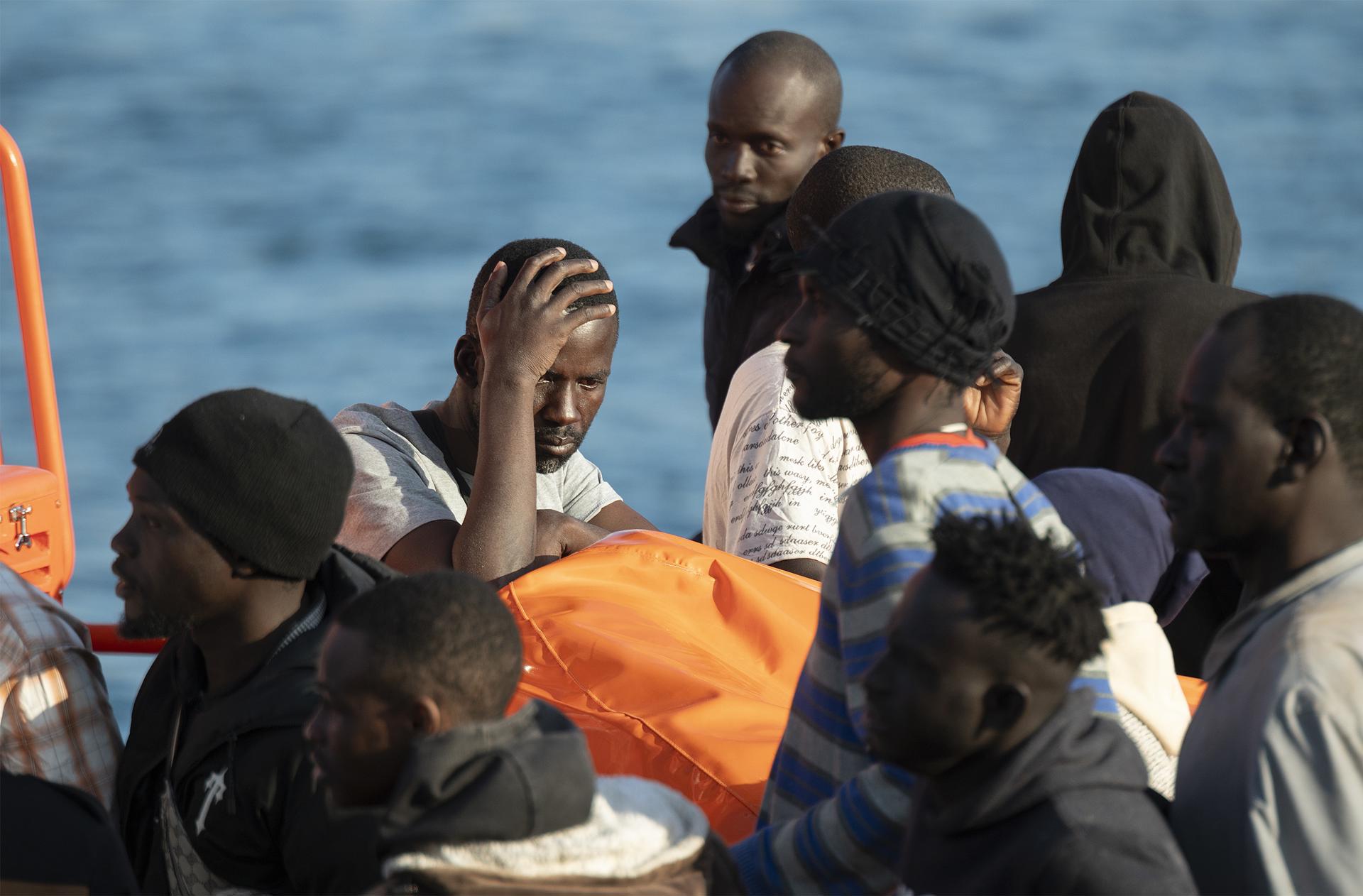 La Salvamar Al Nair, de Salvamento Marítimo, ha rescatado este lunes a 39 personas de origen subsahariano, entre ellas cinco mujeres, que intentaban llegar a Lanzarote en una lancha neumática. EFE/ Adriel Perdomo