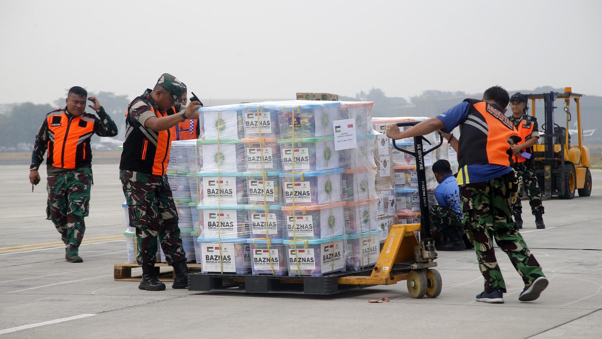 Indonesian Air Force officers load boxes of donations before sending them to Palestinians at Halim Perdana Kusuma Military Airport in Jakarta, Indonesia, 04 November 2023. EFE-EPA/BAGUS INDAHONO