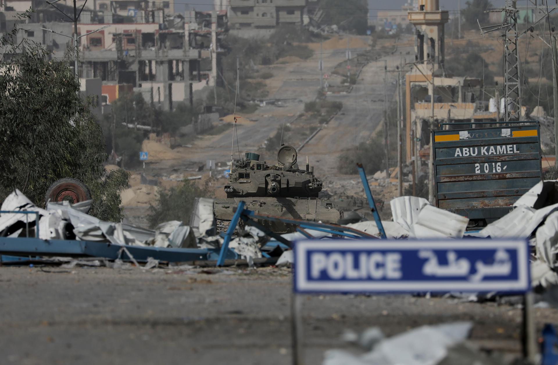 Israeli tanks move along Salah Al Din road in the central Gaza Strip, 26 November 2023. EFE/EPA/MOHAMMED SABER
