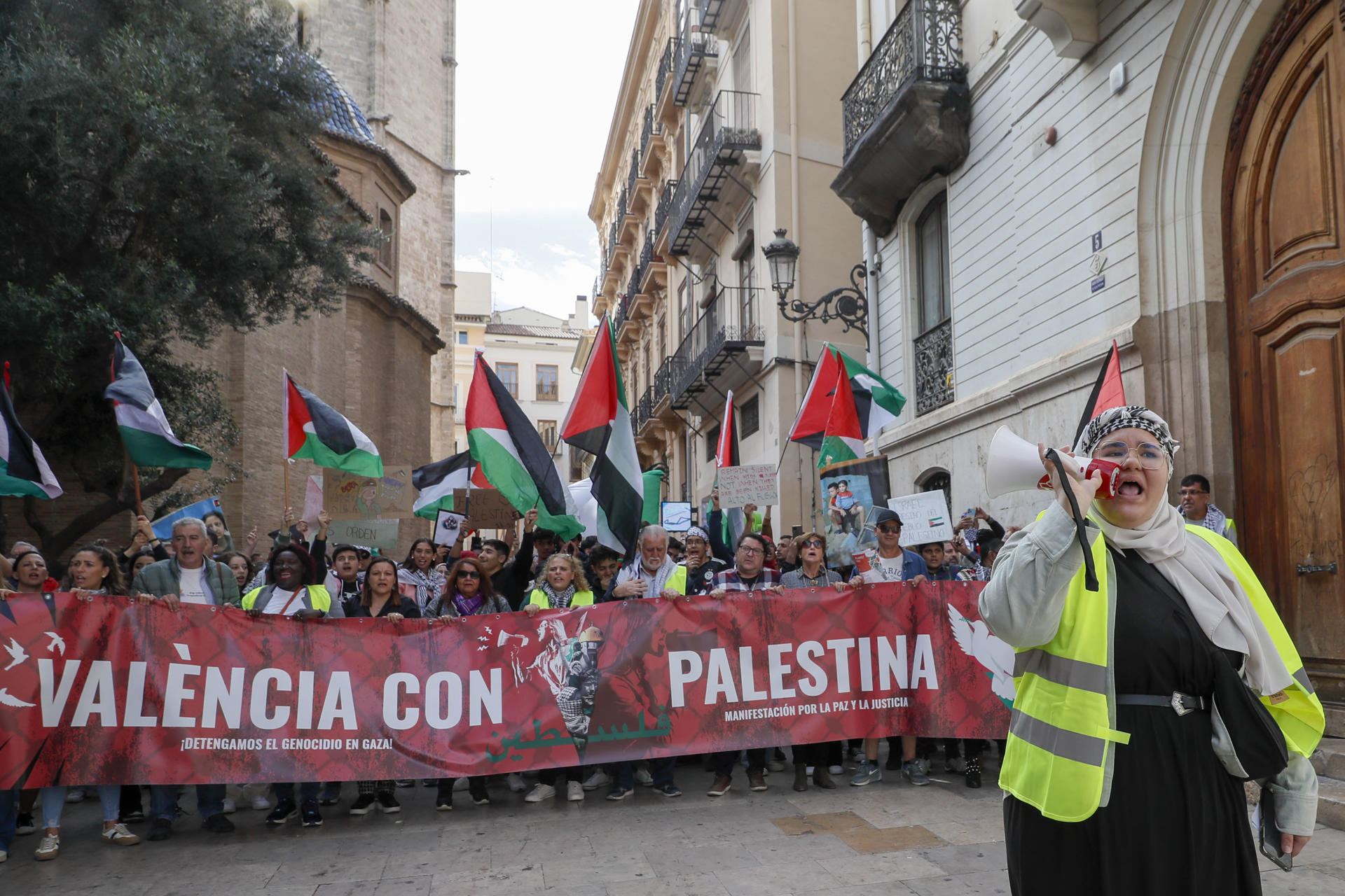 Una manifestación ha recorrido este sábado el centro de València para reclamar el "cese inmediato" de la violencia en Palestina y que se reconozcan los derechos fundamentales de ese pueblo, así como que se detenga el sufrimiento en la Franja de Gaza. EFE/Juan Carlos Cárdenas
