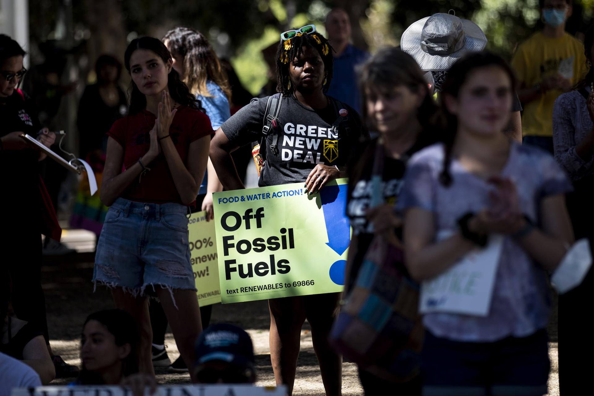 Demonstrators participate in a Global Climate Strike rally, in Los Angeles, California, USA, 23 September 2022. EFE-EPA FILE/ETIENNE LAURENT