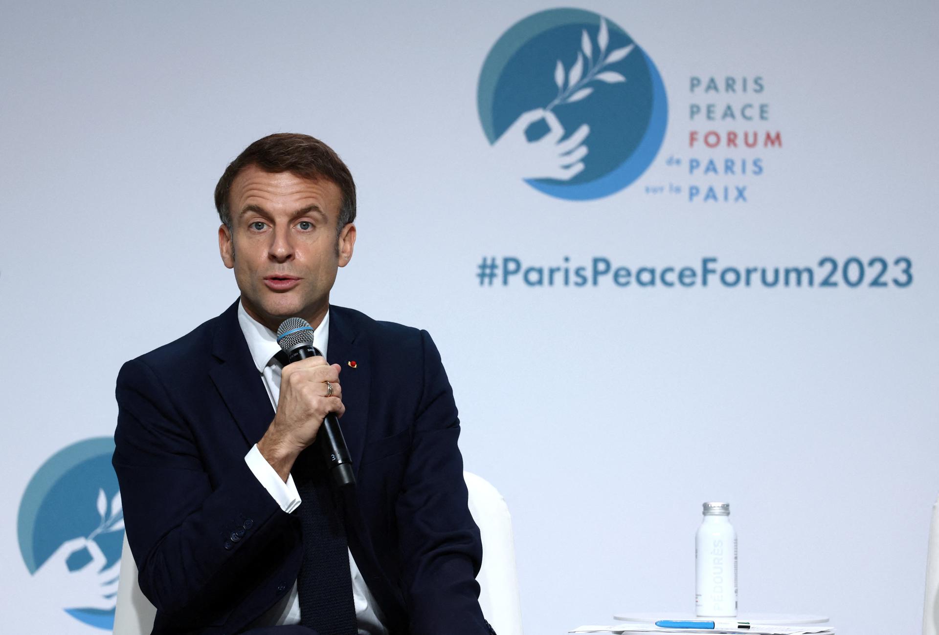 Paris (France), 10/11/2023.- French President Emmanuel Macron delivers a speech during the opening ceremony of the 6th edition of the Paris Peace Forum at the Palais Brongniart in Paris, France, 10 November 2023. The annual Paris Peace Forum brings together governments, businesses, NGOs and others seeking dialogue to find solutions for global challenges. This year's theme is 'Seeking Common Ground in a World of Rivalry'. (Francia) EFE/EPA/STEPHANIE LECOCQ / POOL MAXPPP OUT
