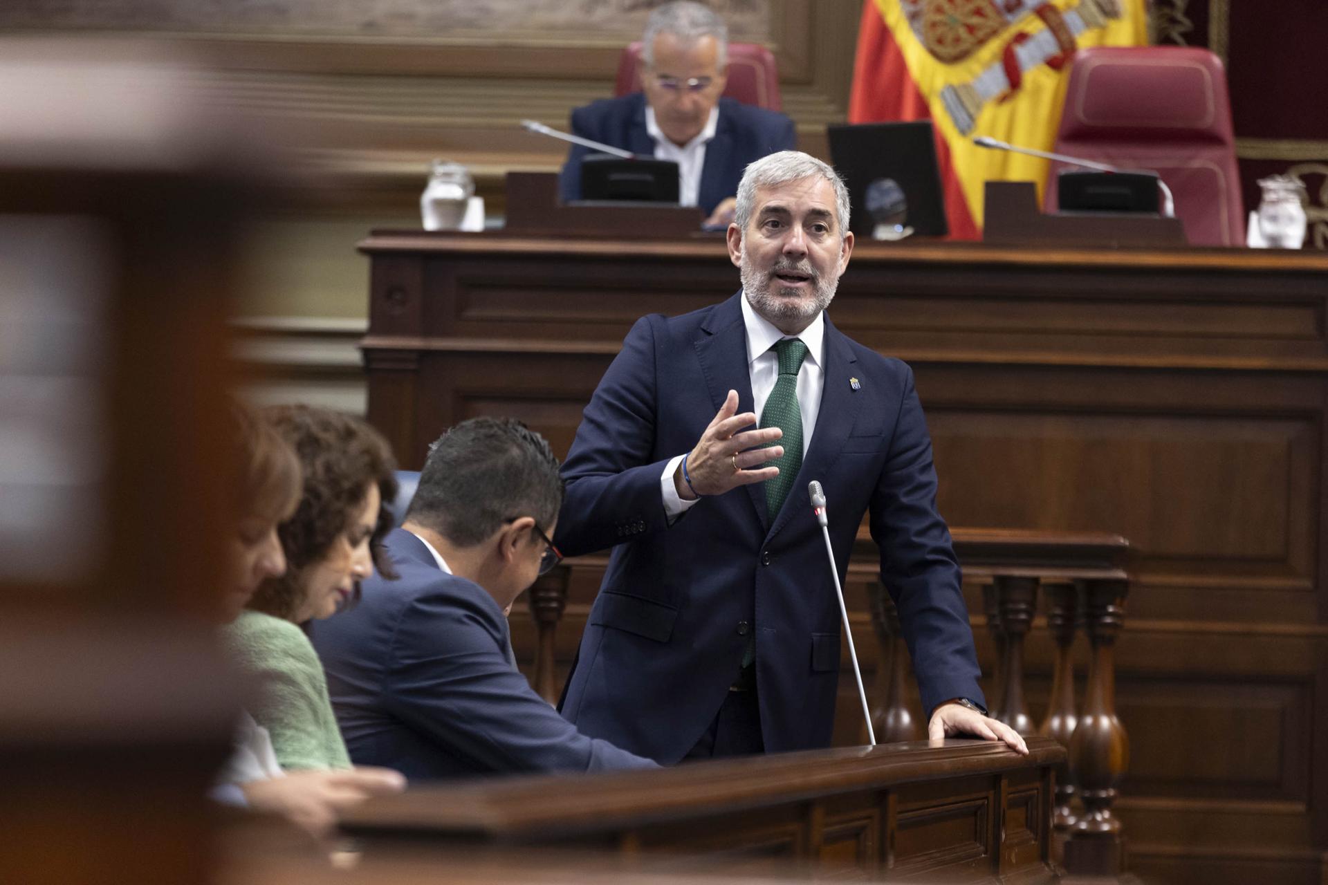 El presidente del Gobierno de Canarias, Fernando Clavijo, durante el pleno del Parlamento celebrado este martes. EFE/ Miguel Barreto