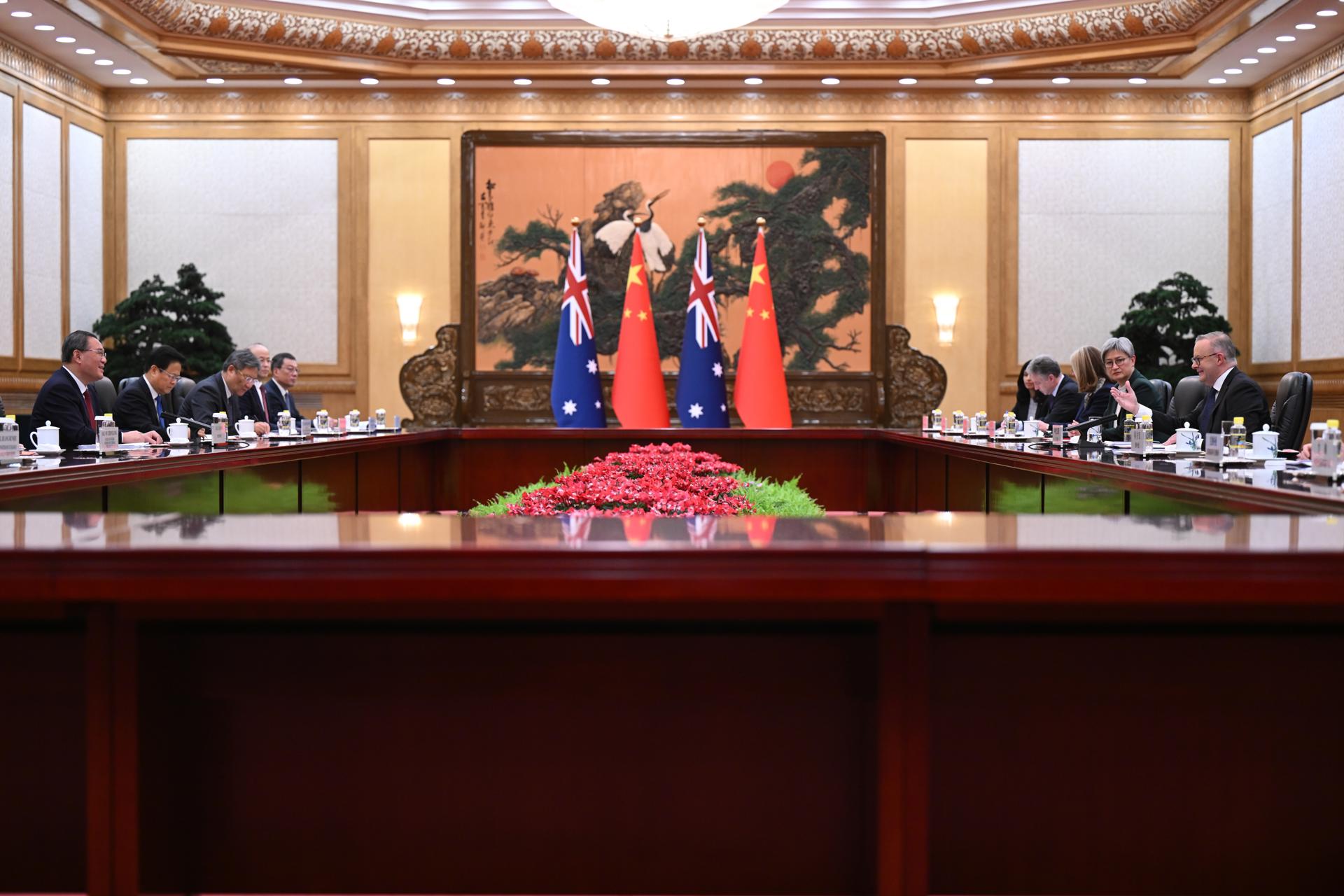Australian Prime Minister Anthony Albanese (R) meets with Chinese Premier Li Qiang (L) at the Great Hall of the People in Beijing, China, 07 November 2023. EFE/EPA/LUKAS COCH AUSTRALIA AND NEW ZEALAND OUT
