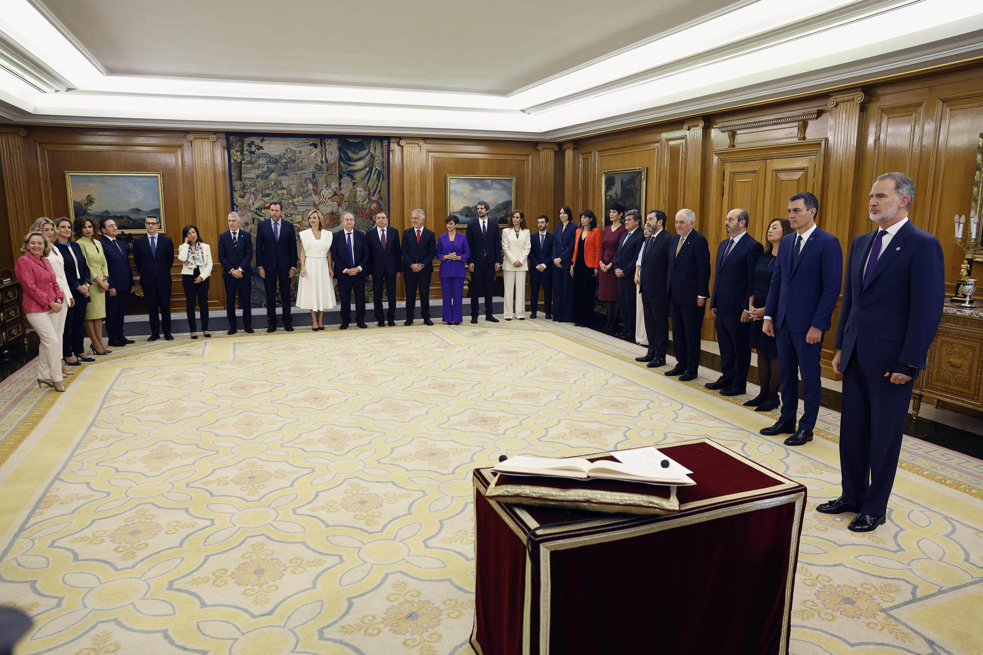 El nuevo Gobierno se hace la ‘foto de familia’ y celebra su primer Consejo de Ministros