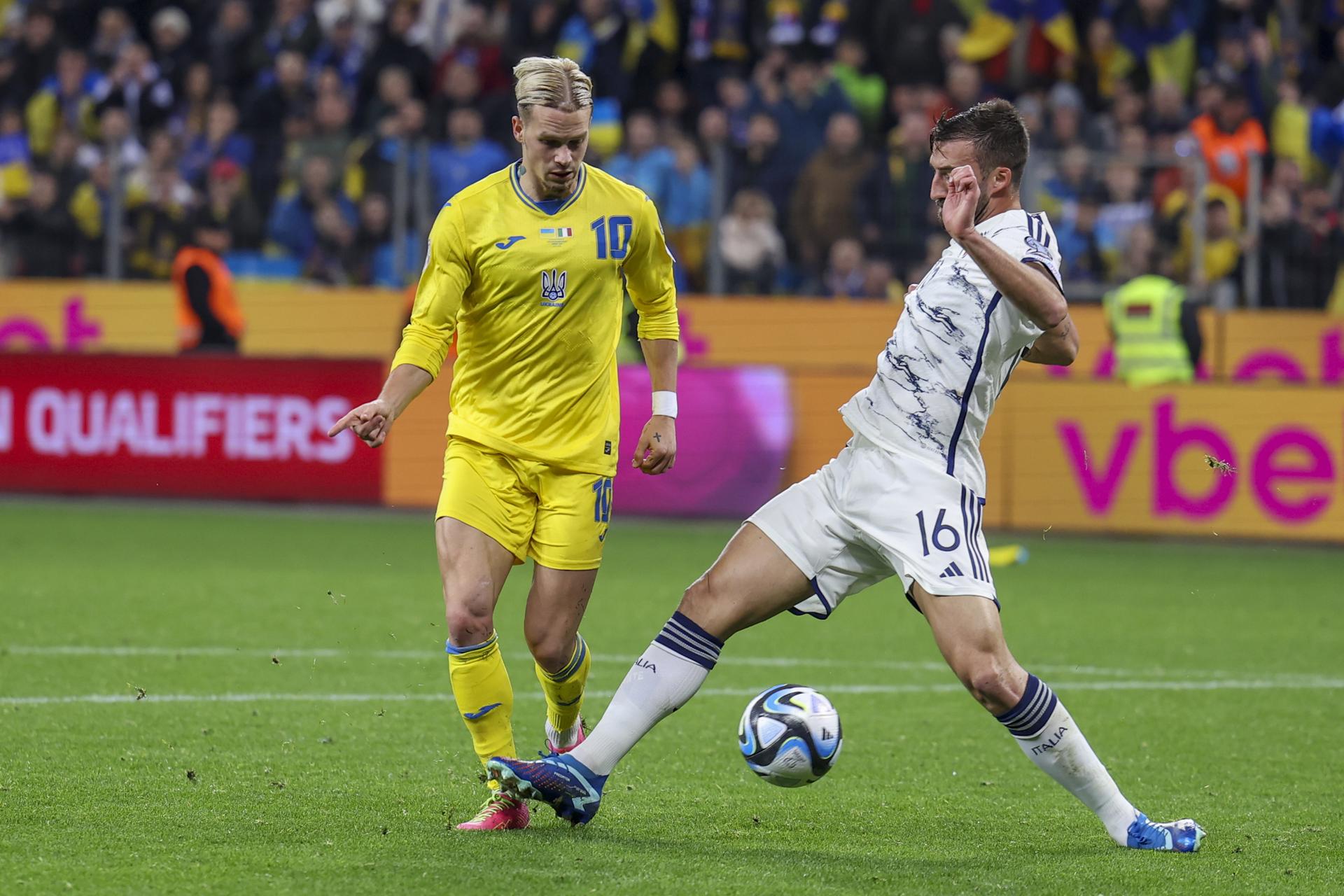 Ukraine's Mykhaylo Mudryk (L) in action against Italy's Bryan Cristante during the UEFA EURO 2024 Group C qualification match between Ukraine and Italy in Leverkusen, Germany, 20 November 2023. EFE-EPA/CHRISTOPHER NEUNDORF