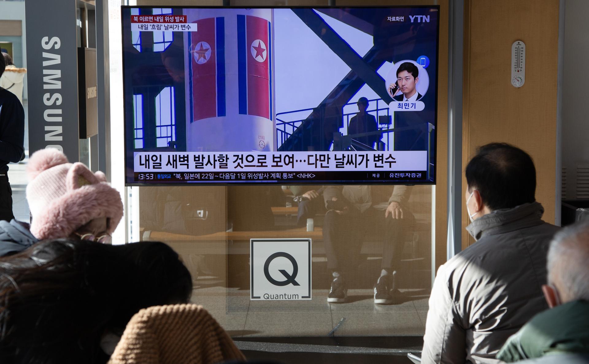People watch a news broadcast at a station in Seoul, South Korea, 21 November 2023. EFE-EPA/JEON HEON-KYUN
