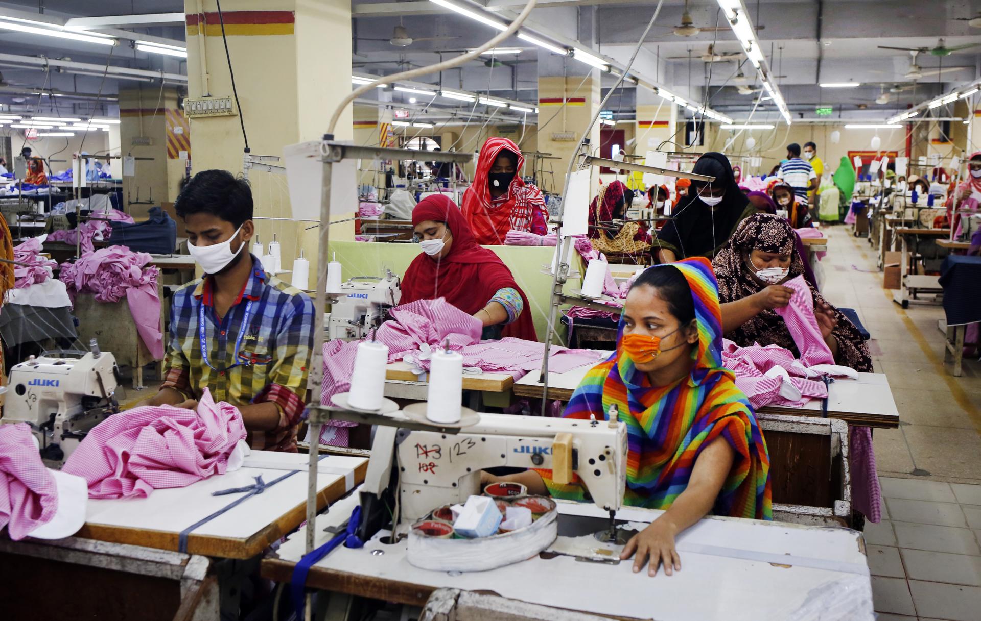 Garment workers work at a textile factory in Dhaka, Bangladesh, 03 May 2020. EFE-EPA FILE/MONIRUL ALAM