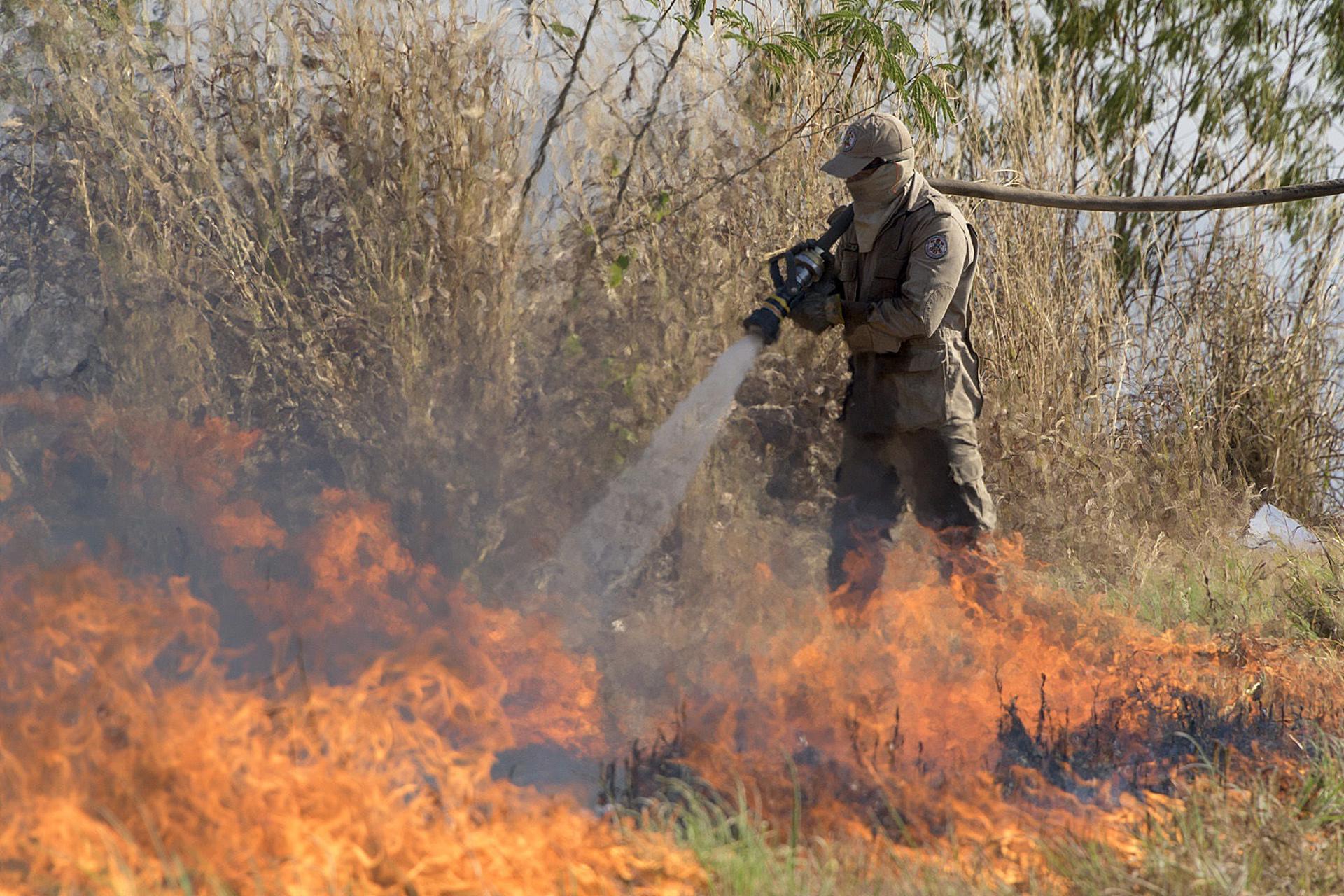 Fotografía de archivo de bomberos que combaten incendios en las cercanías de la ciudad de Cuiabá en el estado de Mato Grosso (Brasil). EFE/ROGERIO FLORENTINO
