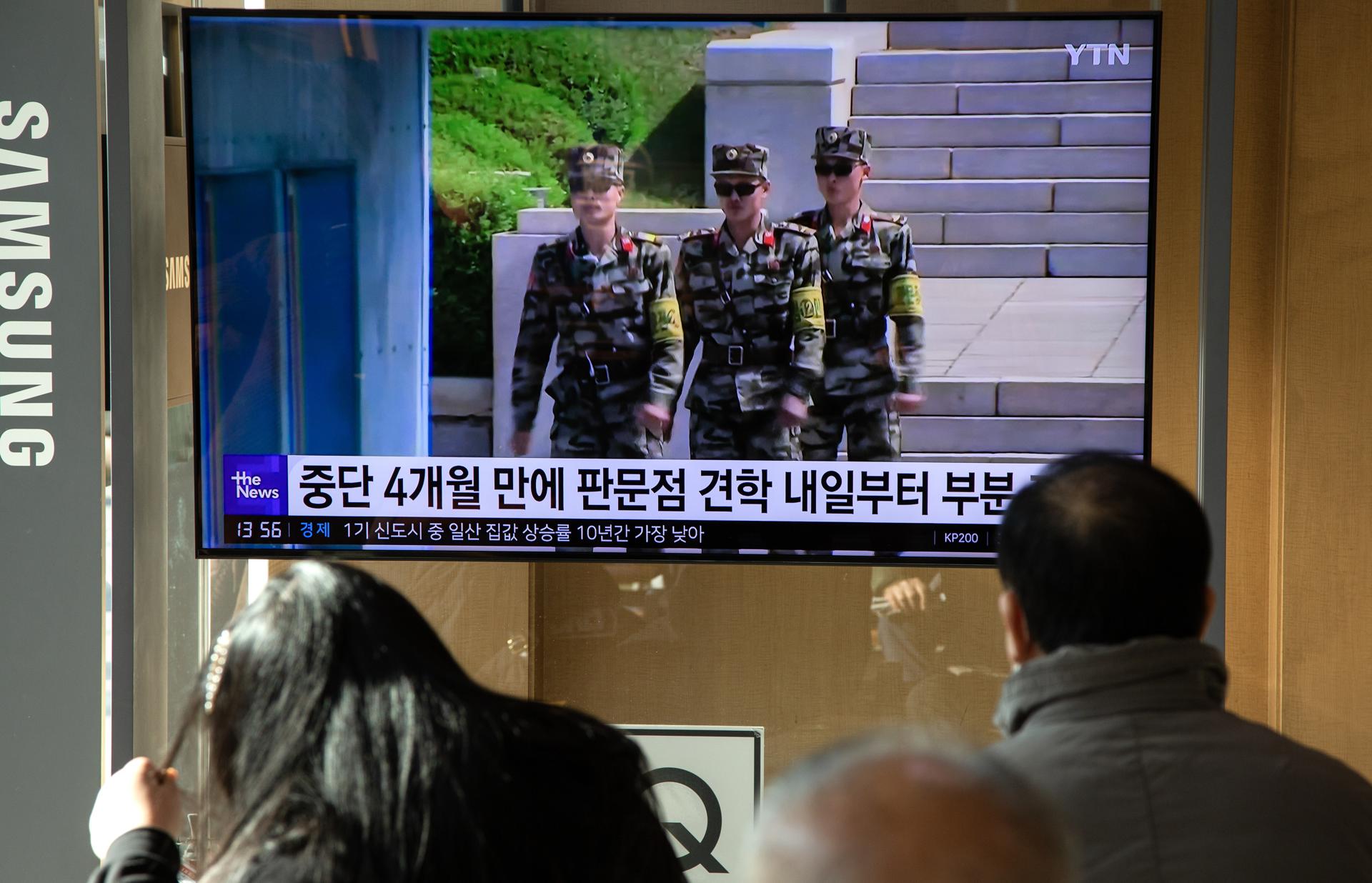 People watch a news broadcast at a station in Seoul, South Korea, 21 November 2023. EFE/EPA/JEON HEON-KYUN