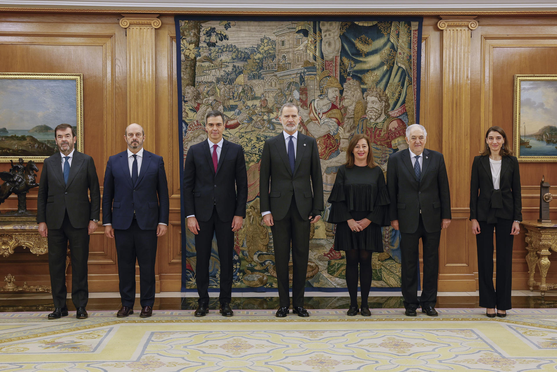 Pedro Sánchez (3-L) is sworn in as President of the Government by King Felipe VI (C), in the Audience Hall of the Zarzuela Palace in Madrid, Spain, 17 November 2023. EFE/ Ballesteros POOL