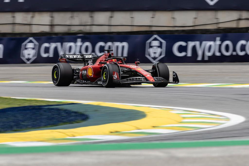 Charles Leclerc de Ferrari participa en la primera práctica libre del Gran Premio de Brasil de Fórmula 1, hoy, en el circuito de Interlagos, en Sao Paulo (Brasil). EFE/Isaac Fontana
