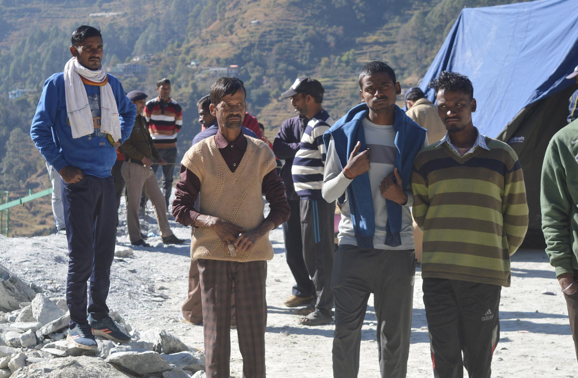 Colleagues of trapped workers wait near a tunnel under-construction tunnel following a collapse, on the Brahmakhal Yamunotri National Highway in Uttarkashi, India, 18 November 2023. EFE/EPA/ABHYUDAYA KOTNALA
