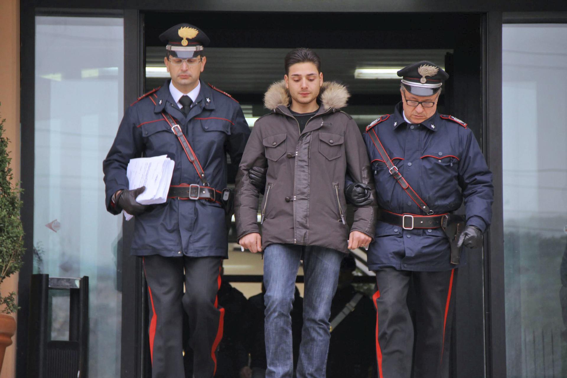 El supuesto jefe de la mafia calabresa 'Ndrangheta, Andrea Bruni (c), sale escoltado de la comisaría de Cosenza, Italia, el 15 de diciembre de 2010. EFE/Francesco Arena