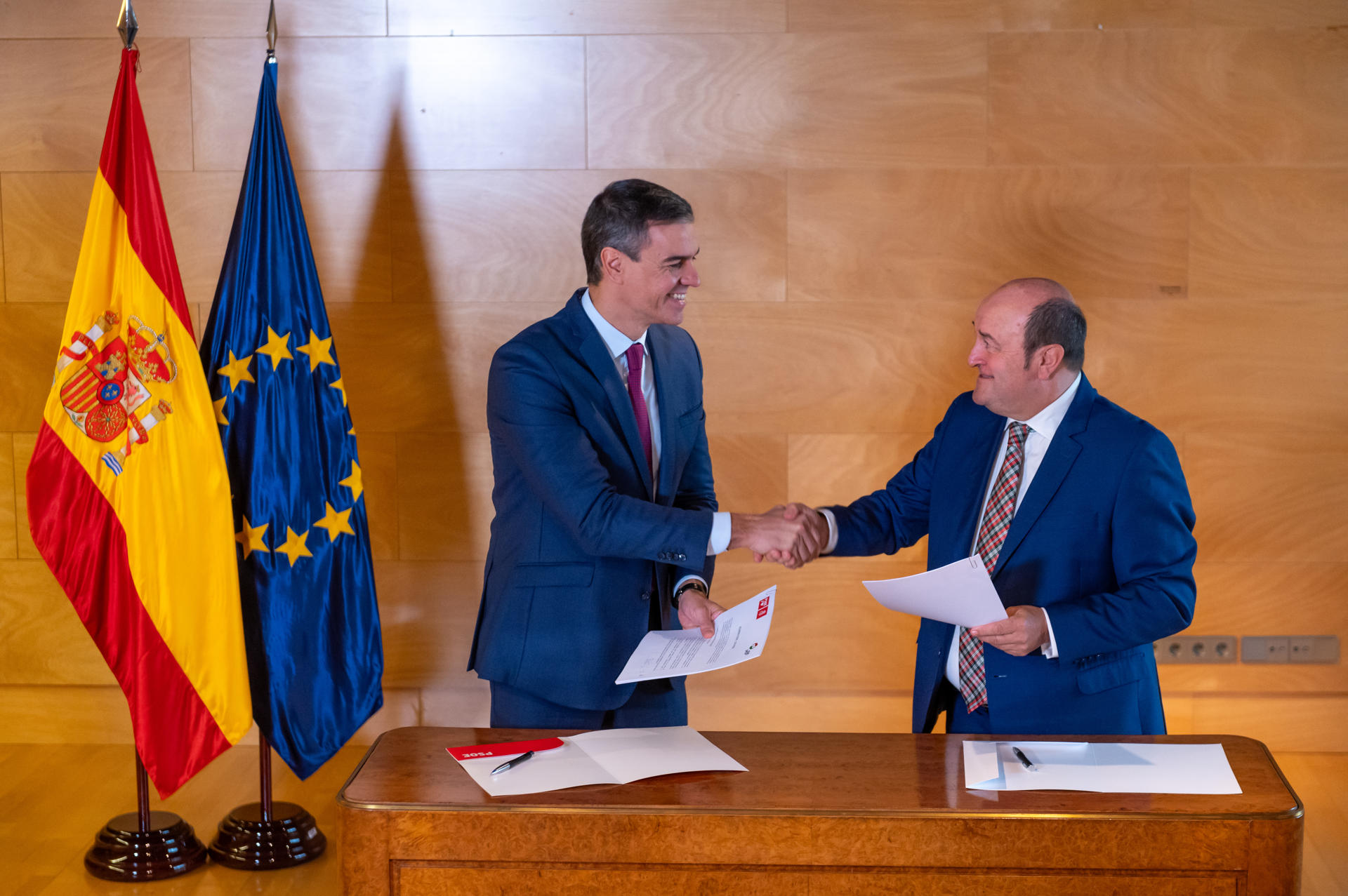 The interim prime minister and leader of the Socialist party (PSOE), Pedro Sánchez (L) and the president of the PNV, Andoni Ortuzar, sign an agreement in Madrid, 10 November 2023. EFE/ Fernando Villar