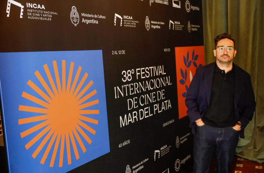 El director español Juan Antonio Bayona posa para una fotografía durante una rueda de prensa hoy, en el Teatro Colon de Mar del Plata (Argentina). EFE/ Vicente Robles
