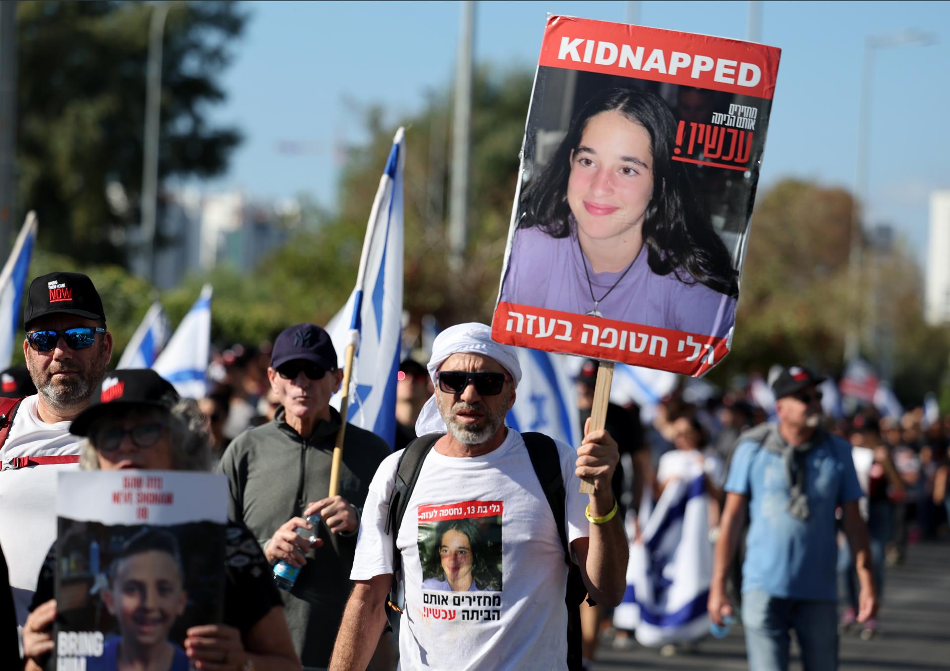Family members, friends and supporters of the hostages held by Hamas in Gaza take part in a march from Tel Aviv to Jerusalem, near Be'er Ya'akov, Israel, 15 November 2023. EFE-EPA/ABIR SULTAN
